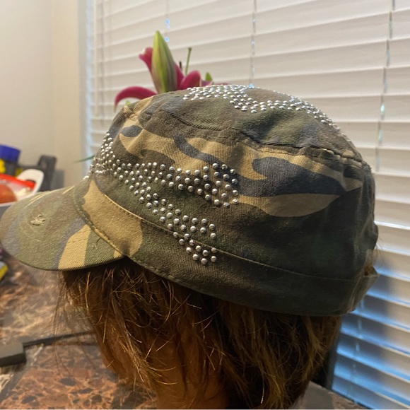 Claire Women’s Camouflage w/Studs Cap Size Smallm/Medium - Picture 3 of 10